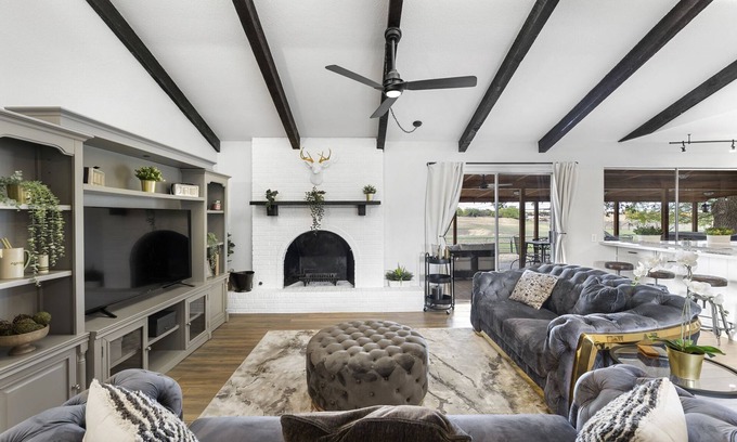 San Marcos Otro | Farmhouse Retreat ~ Jacuzzi ~ Mini Cows + Ponies ~ Games + Pool ~ Fire Pit + BBQ