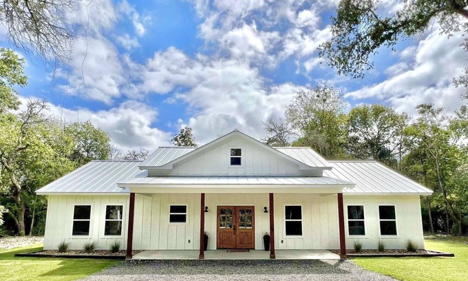 Fayetteville Otro | Farmhouse Retreat under the Oaks, located close to Round Top