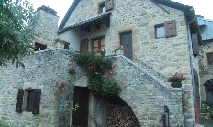 Saint-Come-d'Olt Casa | entorno rural granja a los pies del Aubrac, en el valle del Lot
