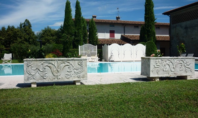 Desenzano del Garda Casa | Granja rodeada de vegetación con parque y piscina en absoluta privacidad.