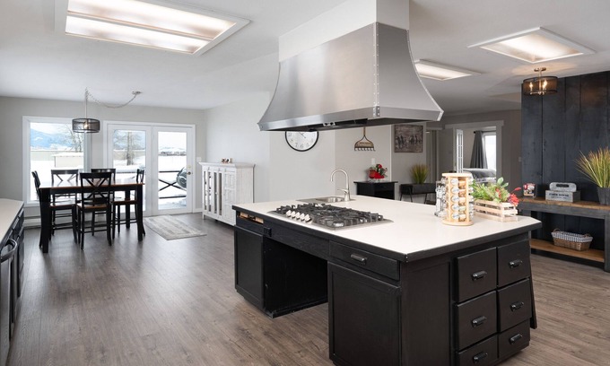 Bozeman Otro | Farmhouse Sweet Farmhouse! Pet Friendly with Tremendous Mountain Views!