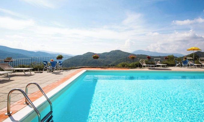 Dicomano Otro | Casa rural 'Universal Harmony - Usignolo' con vistas a la montaña, piscina compartida y Wi-Fi