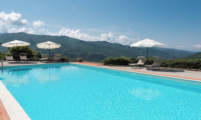 Dicomano Otro | Granja 'Universal Harmony - Capinera' con vistas a la montaña, piscina compartida y Wi-Fi