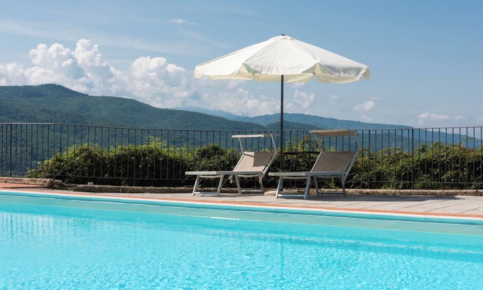 Dicomano Otro | Casa rural 'Universal Harmony - Nibbio' con vistas a la montaña, piscina compartida y Wi-Fi