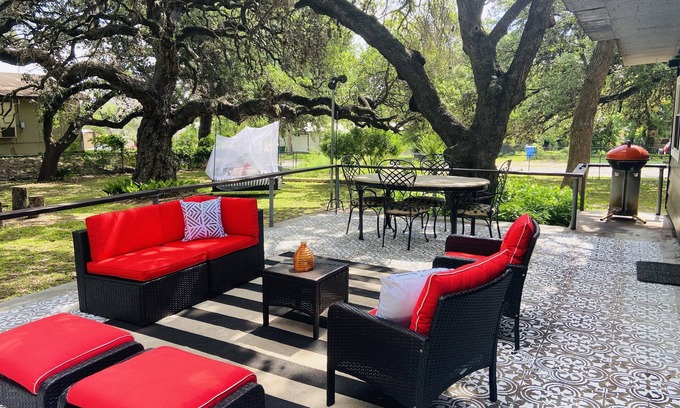 Johnson City Casa | Farmhouse Vineyards "Vagabonds" on Pecan Street, Relaxed Ranch House Glam 4 All