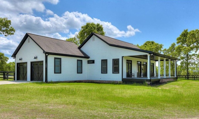 Wagener Casa | Farmhouse with amenities for everyone. Pool, pickelball, horse accommodations.