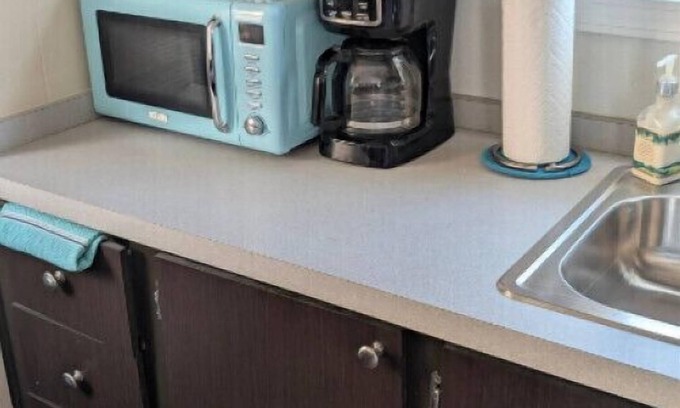 Farmington Hills Apartamento | Farmington Hills Tiny Home Workspace + Parking