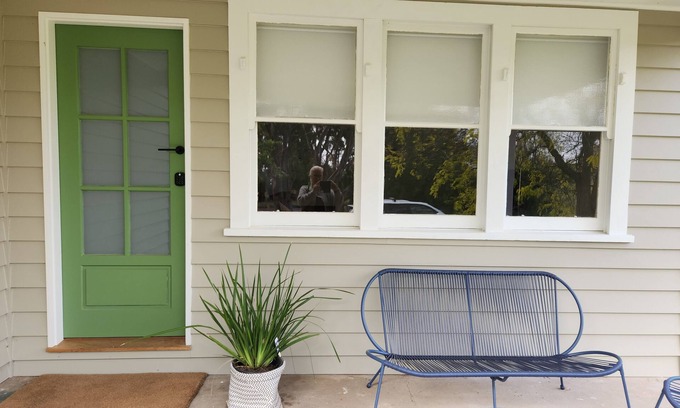 Gnarwarre Cabaña | Farmstay Peppercorn Cottage. Space to appreciate.