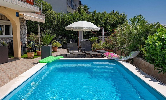 Dramalj Apartamento | Fascinante piso a 200 metros de la playa con vistas al mar, piscina, barbacoa, zona de estar