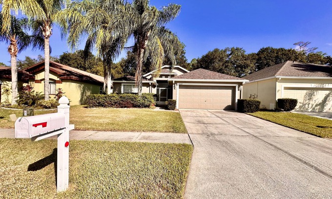 Lake Bernadette Casa | Fast wifi 2 GB, pool, gym, golf, B-ball, tennis court, playground and more.