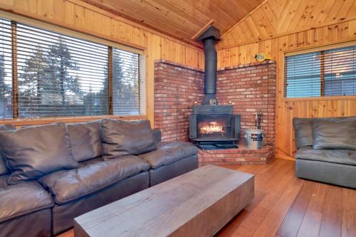 Fawnskin Casa | Fawnskin Pines by Big Bear Vacations Charming Mountain Cottage