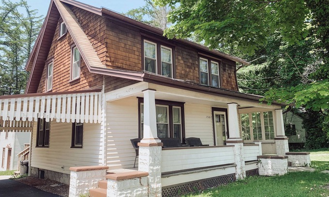 Williamsport Casa | Faxon Family Craftsman 3-bedroom house in Williamsport with AC, WiFi