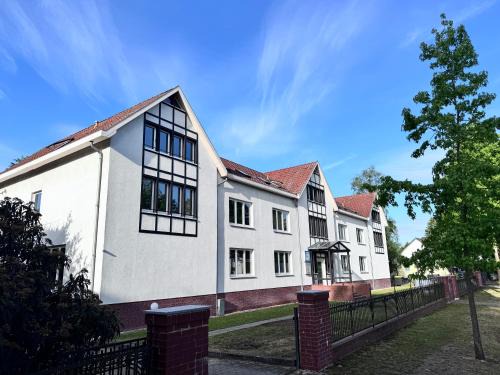 Falkensee Apartamento | FC-Apartmenthaus Falkensee mit großem Garten und PKW Stellflächen