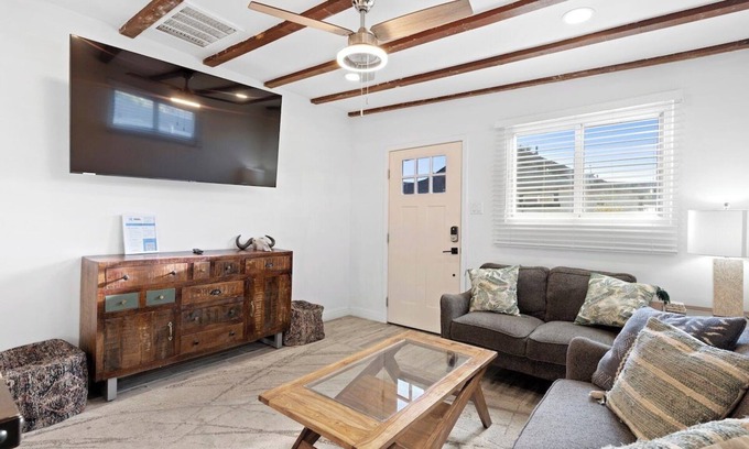 Evans Churchill Apartamento | Featherlight Cottage with BBQ and Hot Tub