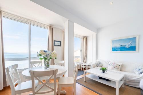 Laracha Apartamento | Fee4Me Front line beach flat in Caión