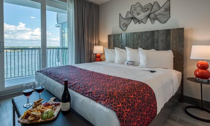 Treasure Island Hotel | Feel the Breeze - Beachfront Suite with Views | Pool & Full Kitchen