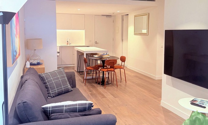 Fitzroy Apartamento | Feel the local vibe this Winter + parking. Modern, convenient & family friendly.