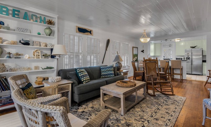 Laguna Beach Estates Cabaña | Feeling Beachy Cottage, Sleeps 6, Steps away from the beach!