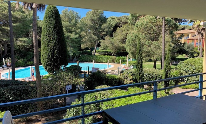 Giens Apartamento | Los pies en el agua Giens en un jardín junto al mar