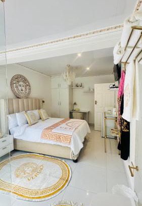 Port Elizabeth Casa | Fela in Versace House