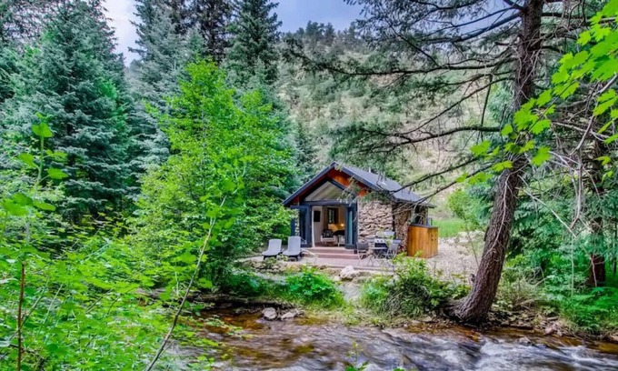 Idaho Springs Cabina | FELDSPAR Minimalist Modern WATERFRONT Cabin