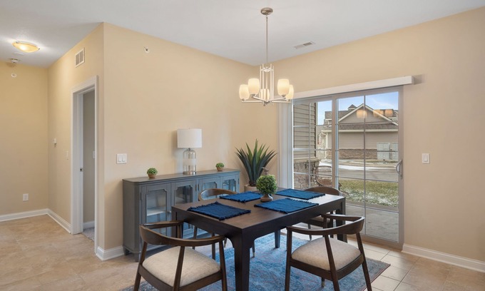 West Des Moines Condominio | Felicitous Spacious Clean Safe Jordan Creek Perks W/Garage
