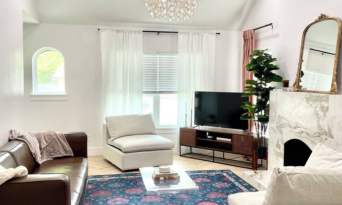 Fort Worth Casa | Females Only! Modern Private Bed & Bath 5 min from Downtown Fort Worth