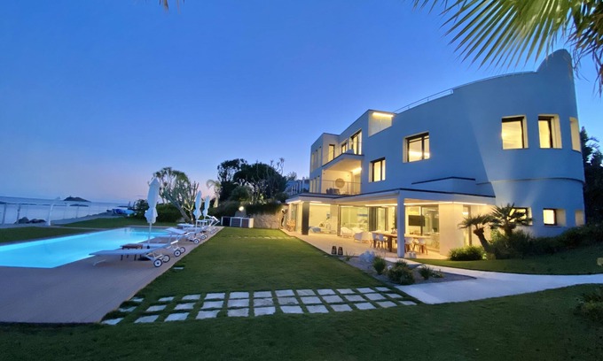 Sarroch Villa | Fenandgi: Villa de lujo frente al mar con piscina y acceso directo a la playa