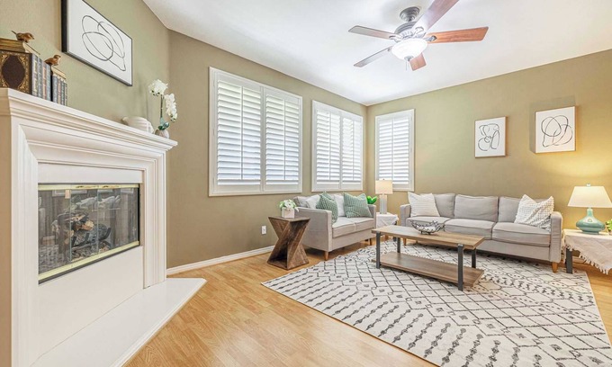 Palmdale Casa | Fenced Backyard for Pets｜Garage Access｜Cozy 5BR｜Month to Month available #42108