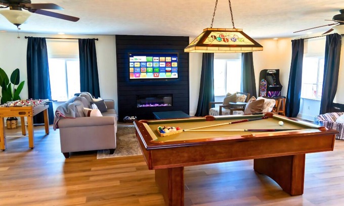 Shenandoah Casa | 🐶 Fenced Backyard Oasis🔥Hot Tub 🍕PizzaOven🃏Huge Game Room