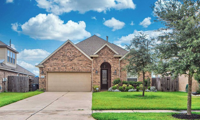 Cypress Casa | Fenced Backyard|Pet Friendly|Garage Access|Single-Story|Long-term Stay #41228