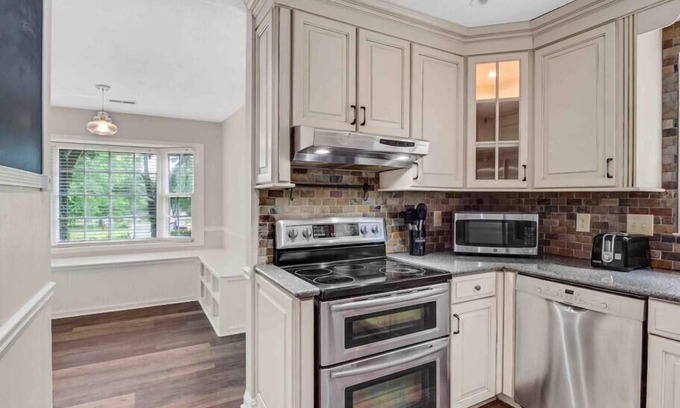 Matthews Casa | Fenced in backyard 4 Family gatherings & Dog Park