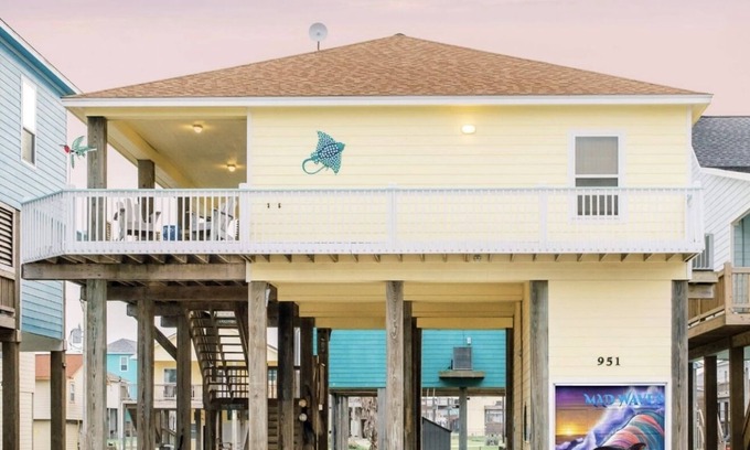 Port Bolivar Casa | Fenced Yard ~ Cargo Lift ~ Fire Pit ~ 3-minute walk to beach!