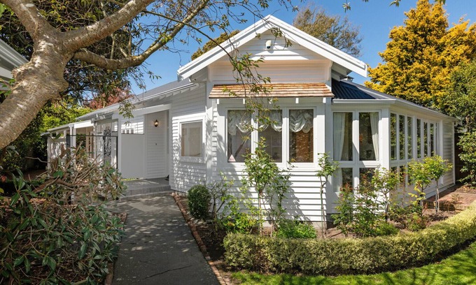 Fendalton Cabaña | Fendalton Villa - Christchurch Holiday Home