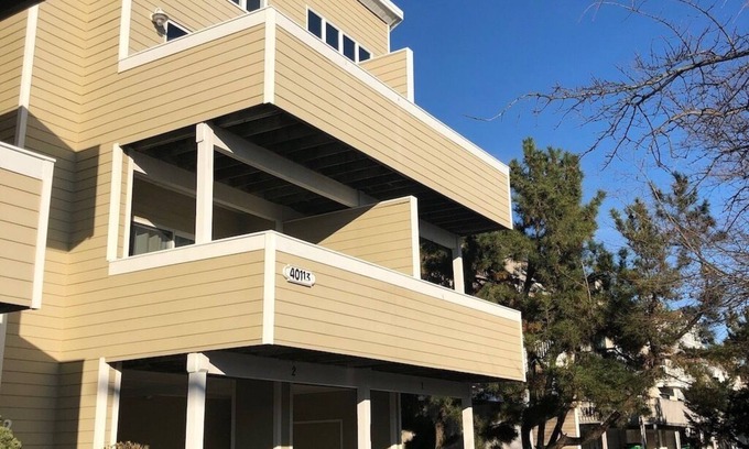 Fenwick Island Condominio | Fenwick Island Beach Block Condo con piscina. Completamente renovado! Fácil acceso a la playa!