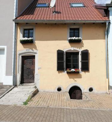 Saarlouis Casa | Fereinwohnnung, Ferienhaus, Bauernhaus - 2 kostelnlose Parkplätze - Wifi - schöner Innenhof - 5min bis Saarlouis Innenstadt