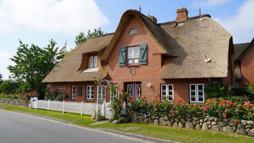 Oevenum Apartamento | Ferien unterm Reetdach Whg 01