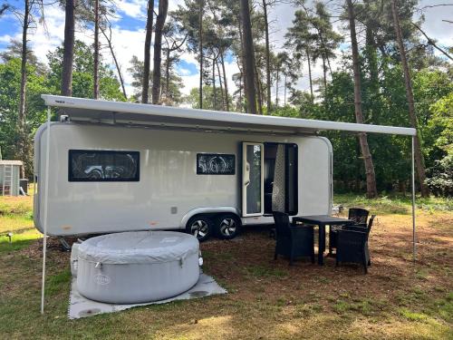 Luetow Apartamento | Ferienhäuser Insel Usedom - Luxuswohnwagen 4 mit Whirlpool direkt am Achterwasser