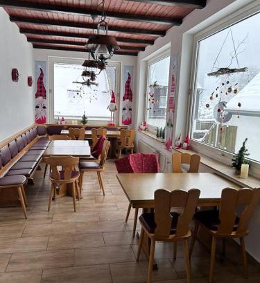 Langewiese Casa | Ferienhaus Astenblick - Ideal für Weihnachtsfeiern und Familienfeiern bietet Schlafplätze für bis zu 35 Personen
