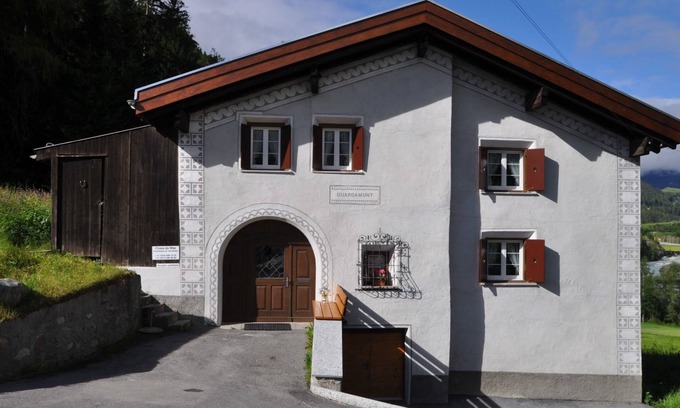 Engadin Scoul Apartamento | Ferienhaus Haus Guardamunt by Interhome