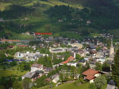 Bad Hofgastein Apartamento | Ferienhaus Schiwiese mit freiem Eintritt in die Alpentherme & freie Nutzung der Gasteiner Bergbahnen im Sommer 2025