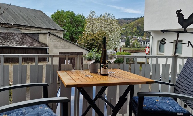 Filsen Apartamento | Ferienhaus Steigrhein Apartment mit Balkon und Flussblick im Erdgeschoss