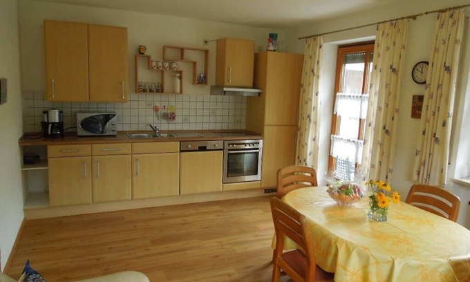 Neunburg vorm Wald Apartamento | Apartamento con barbacoa en el jardín y muchos animales en la granja para los niños.