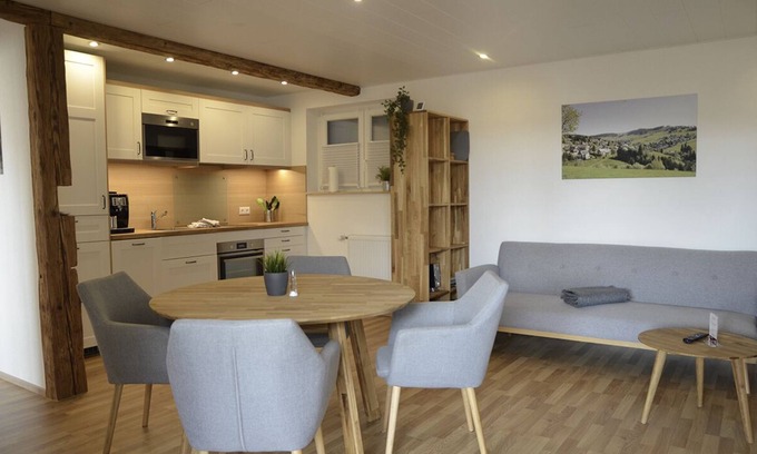 Todtnauberg Apartamento | Apartamento Bergnescht 2 tipo B, 50m², un dormitorio, una sala de estar / dormitorio, cocina y estufa de azulejos