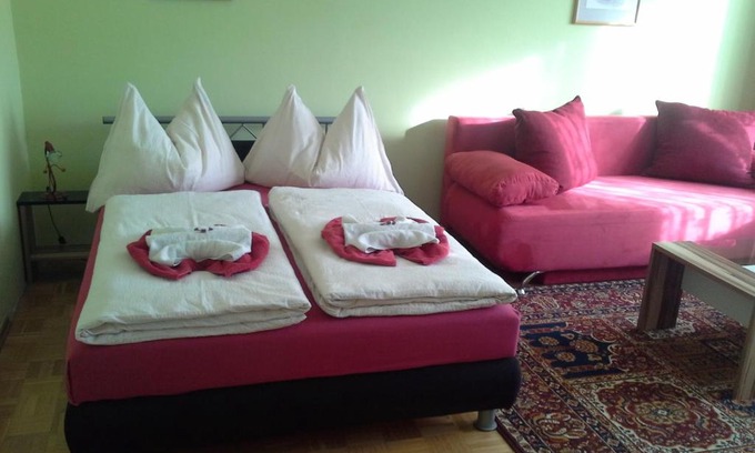 Hafendorf Apartamento | Ferienwohnung Burgblick