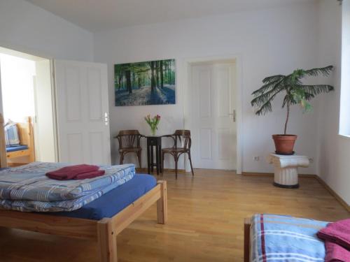 Gottscheina Apartamento | Ferienwohnung Creutzer in Leipzig Gottscheina, ideal auch für Monteure, kostenfreies, schnelles Wlan kostenfreies Parken, geräumiges Appartment mit 4 Einzelbetten, Komplettausstattung Küche, Bad mit Badewanne und Dusche Waschmaschine, Wäschetrockner