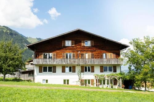 Frutigen Apartamento | Ferienwohnung mit Balkon nahe Interlaken & Adelboden