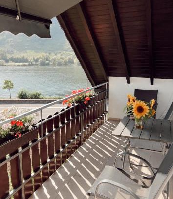 Oberfell Apartamento | Ferienwohnung Moselflair mit direktem Blick auf die Mosel und Weinberge