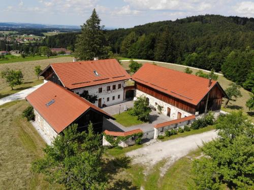 Regau Apartamento | Ferienwohnung nähe Attersee - Traunsee LEHNER IM WALD charmantes Bauernhaus in Alleinlage
