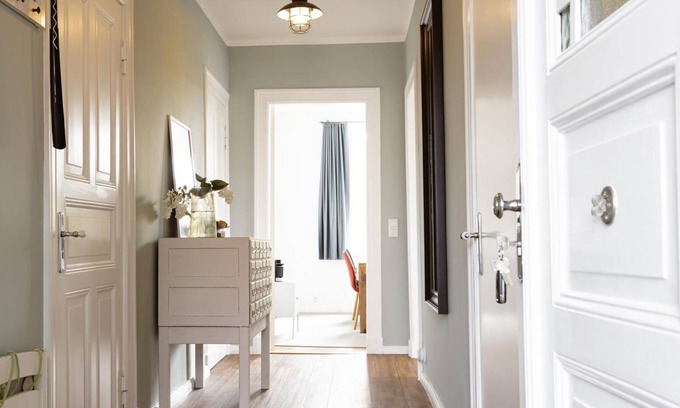 Laboe Apartamento | Ferienwohnung "villa Laboe" Über 85qm² bis zu 5 Personen. Wohnzimmer mit Großer, Gemütlicher Sitzgruppe , Volleingerichtete Küche mit Geschirrspüler und Essplatz, Geäumiger Flur mit Garderobe, Smart-tv, Blu-ray, W-lan, 2 mal